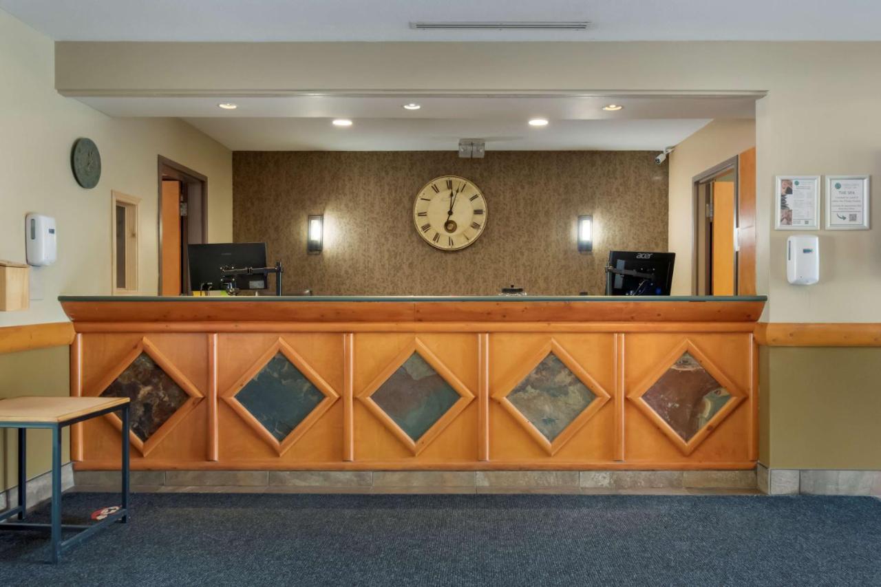 Best Western Plus Valemount Inn & Suites Exterior photo